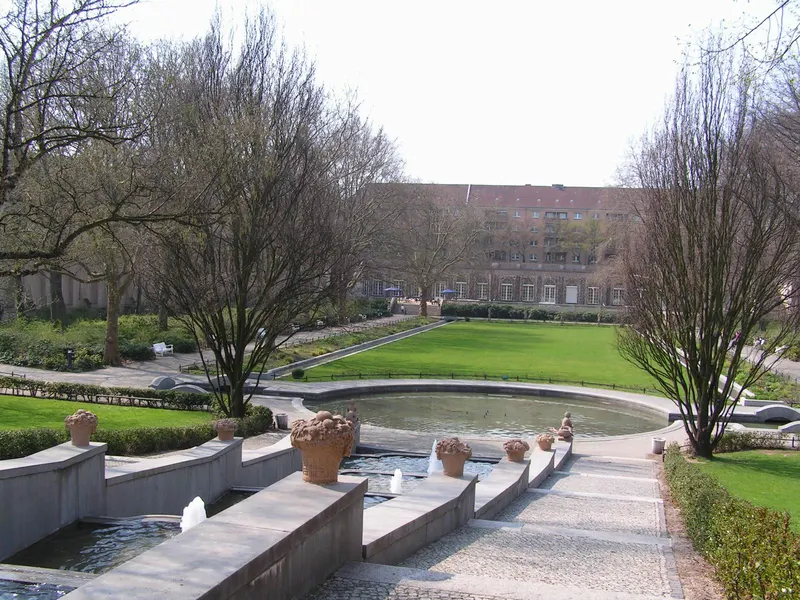 The neo-baroque Körnerpark in Berlin-Neukölln, sunk below street level with stairs and a fountain.